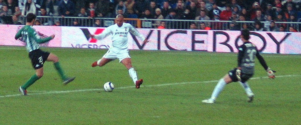Ronaldo Nazario attacking the goal for Real Madrid